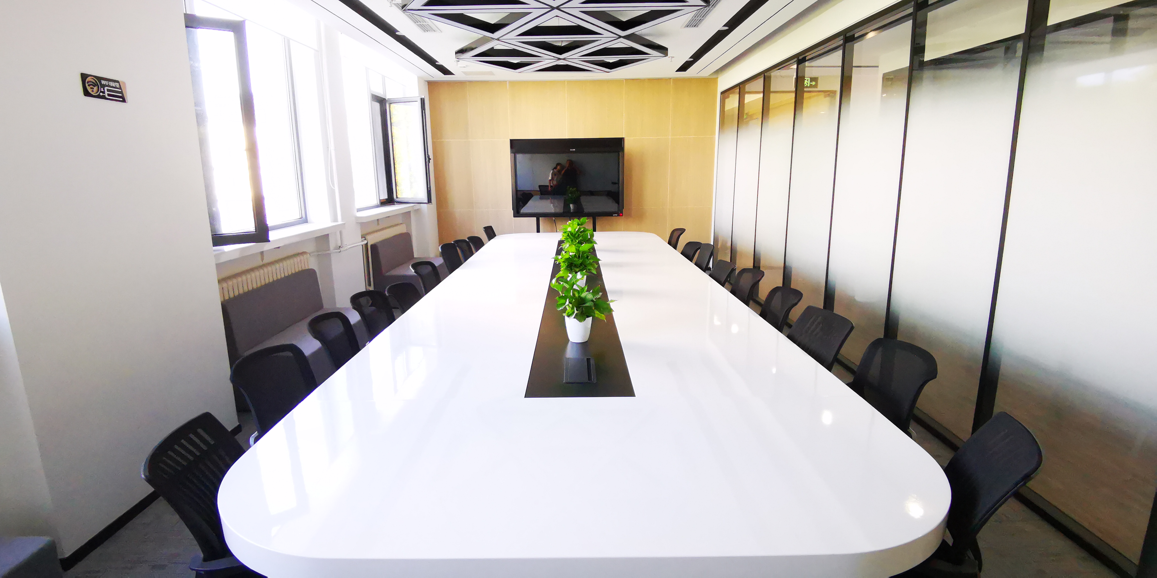 1cb9690e205a2e87bd264faadd1e768b.jpg 會(huì)議(yì)室.jpg